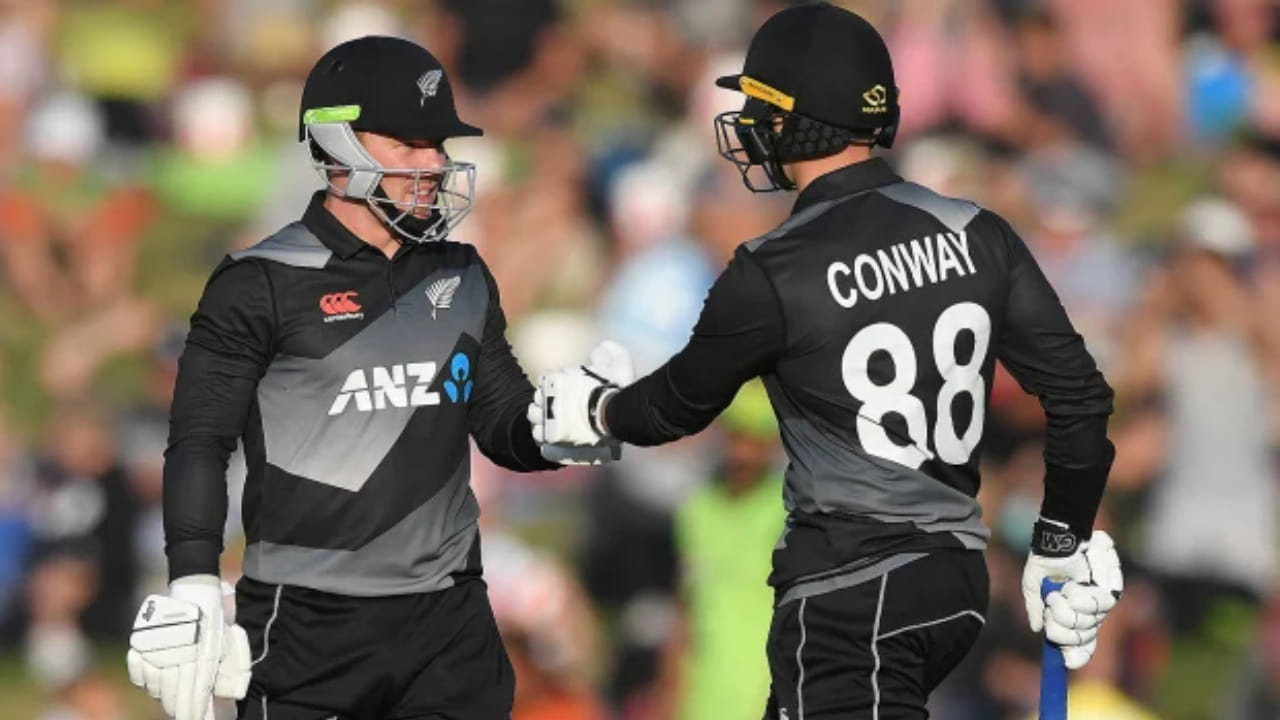 ಅರ್ಧಶತಕ ಬಾರಿಸುವುದರ ಜೊತೆಗೆ ಡೆವೊನ್ ಕಾನ್ವೇ ಜೊತೆಗೂಡಿ ಸೀಫರ್ಟ್ ಅದ್ಭುತ ಆರಂಭಿಕ ಪಾಲುದಾರಿಕೆಯನ್ನು ನಿರ್ಮಿಸಿದರು. ಈ ಜೋಡಿ ಕೇವಲ 8.2 ಓವರ್‌ಗಳಲ್ಲಿ ತಂಡವನ್ನು 100 ರನ್‌ಗಳ ಗಡಿ ದಾಟಿಸಿತು. ಕುಲ್ದೀಪ್ ಯಾದವ್ ಅವರ ಬೌಲಿಂಗ್‌ನಲ್ಲಿ ಔಟ್ ಆಗುವ ಮೊದಲು ಕಾನ್ವೇ 23 ಎಸೆತಗಳಲ್ಲಿ 44 ರನ್ ಕಲೆಹಾಕಿದ್ದರು. 