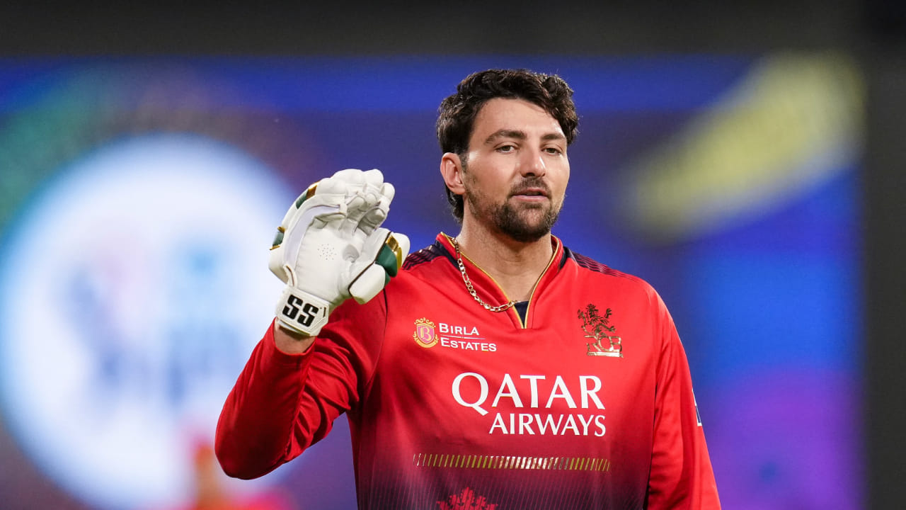 ಇತ್ತ ತಂಡದ ಸ್ಫೋಟಕ ಬ್ಯಾಟ್ಸ್ಮನ್ ಟಿಮ್ ಡೇವಿಡ್ ಬಿಗ್ ಬ್ಯಾಷ್ ಲೀಗ್ ಸಮಯದಲ್ಲಿ ಮಂಡಿರಜ್ಜು ಗಾಯಕ್ಕೆ ತುತ್ತಾಗಿದ್ದರು. ಪರ್ತ್ ಕ್ರೀಡಾಂಗಣದಲ್ಲಿ ನಡೆದ ಹೋಬಾರ್ಟ್ ಹರಿಕೇನ್ಸ್ ಮತ್ತು ಪರ್ತ್ ಸ್ಕಾರ್ಚರ್ಸ್ ನಡುವಿನ ಪಂದ್ಯದ ಸಮಯದಲ್ಲಿ ಡೇವಿಡ್ ಗಾಯಗೊಂಡಿದ್ದರು. ಇದು ಆರ್ಸಿಬಿ ತಂಡಕ್ಕೆ ದೊಡ್ಡ ಆಘಾತ ಮಾತ್ರವಲ್ಲದೆ 2026 ರ ಟಿ20 ವಿಶ್ವಕಪ್ಗೂ ಮುನ್ನ ಆಸ್ಟ್ರೇಲಿಯಾಕ್ಕೂ ಅಷ್ಟೇ ಆತಂಕಕಾರಿಯಾಗಿದೆ.