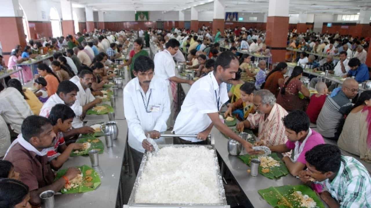 ವೆಂಕಣ್ಣನ ಸನ್ನಿಧಿಯಲ್ಲಿ ಹಸಿವು ಎಂಬ ಪದಕ್ಕೆ ಜಾಗವಿಲ್ಲ, ಇಲ್ಲಿ ಪ್ರತಿದಿನ ಎಷ್ಟು ಜನರಿಗೆ ಅನ್ನದಾನ ನಡೆಯುತ್ತದೆ ಗೊತ್ತಾ?