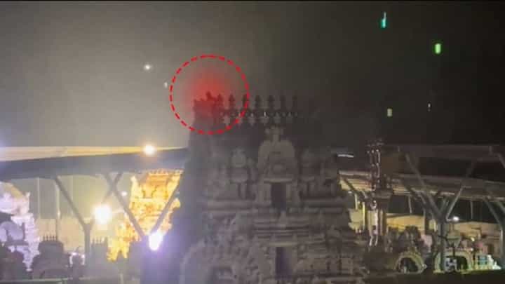 Video: ತಿರುಪತಿಯ ಗೋವಿಂದರಾಜಸ್ವಾಮಿ ದೇವಾಲಯ ಹತ್ತಿ ಮದ್ಯಕ್ಕೆ ಬೇಡಿಕೆ ಇಟ್ಟ ಕುಡುಕ ‘ತಿರುಪತಿ’ Video: ತಿರುಪತಿಯ ಗೋವಿಂದರಾಜಸ್ವಾಮಿ ದೇವಾಲಯ ಹತ್ತಿ ಮದ್ಯಕ್ಕೆ ಬೇಡಿಕೆ ಇಟ್ಟ ಕುಡುಕ ‘ತಿರುಪತಿ’
