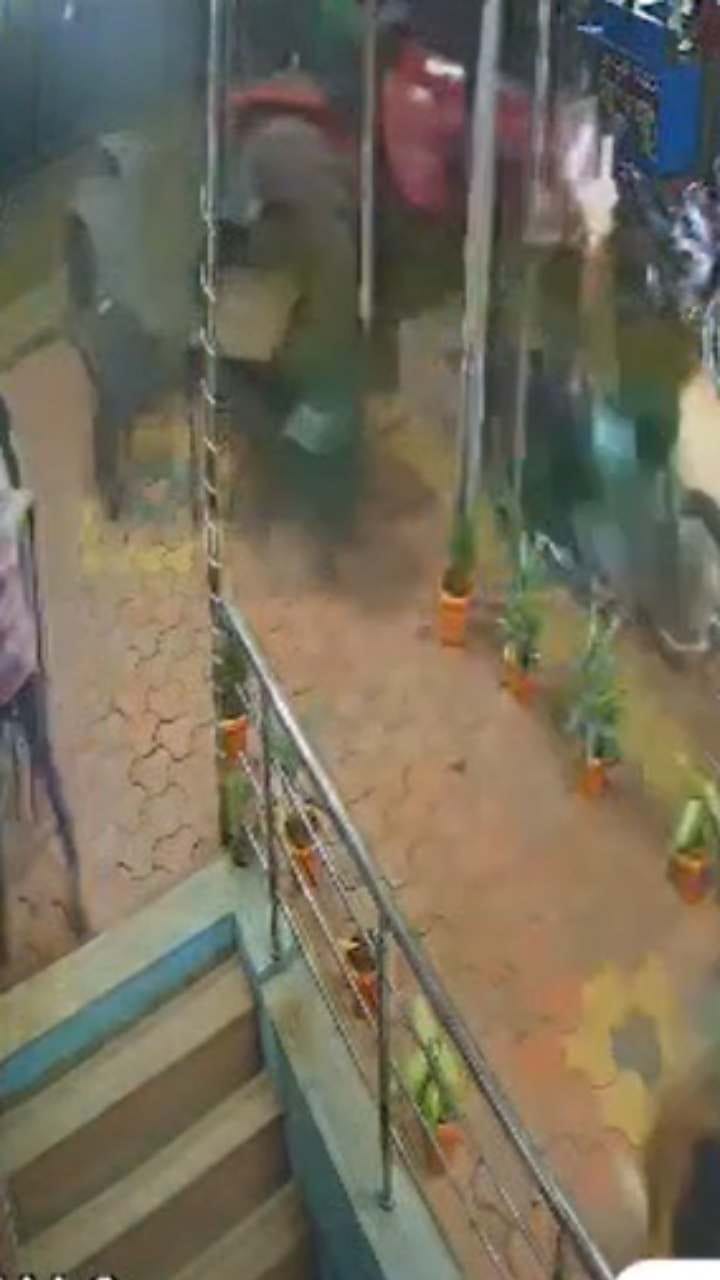 ಫಾಸ್ಟ್ ಫುಡ್ ಅಂಗಡಿಗೆ ನುಗ್ಗಿದ ಟ್ರ್ಯಾಕ್ಟರ್