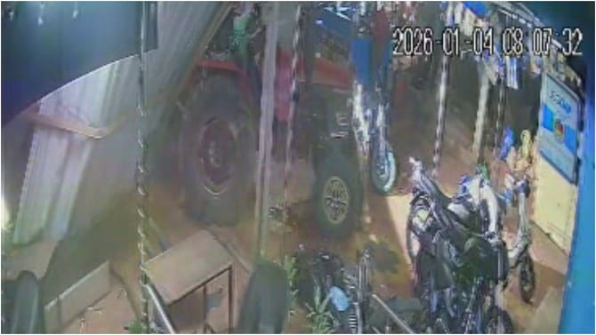 ಫಾಸ್ಟ್ ಫುಡ್ ಅಂಗಡಿಗೆ ನುಗ್ಗಿದ ಟ್ರ್ಯಾಕ್ಟರ್, ಓಡಿ ಪ್ರಾಣ ಉಳಿಸಿಕೊಂಡ ಜನ