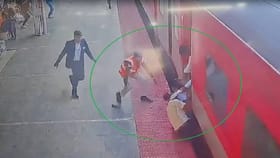 ರೈಲು ಹತ್ತಲು ಹೋಗಿ ಬಿದ್ದ ತಂದೆ-ಮಗನನ್ನು ರಕ್ಷಿಸಿದ ಆರ್​ಪಿಫ್ ಸಿಬ್ಬಂದಿ