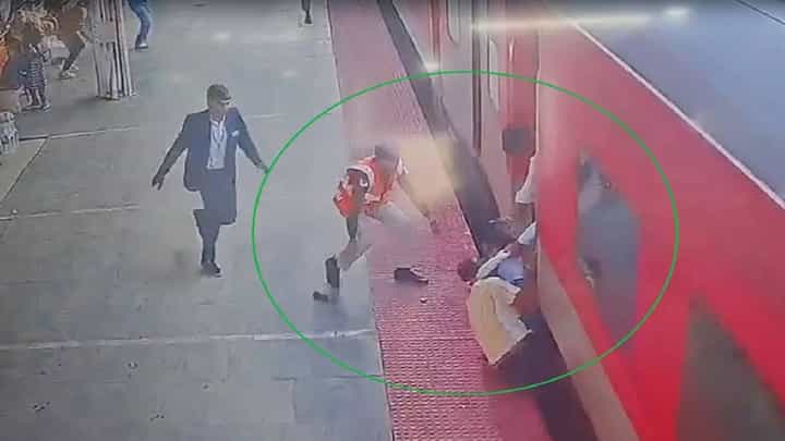 Video: ಚಲಿಸುತ್ತಿರುವ ರೈಲು ಹತ್ತಲು ಹೋಗಿ ಬಿದ್ದ ತಂದೆ-ಮಗನನ್ನು ರಕ್ಷಿಸಿದ ಆರ್ಪಿಎಫ್ ಸಿಬ್ಬಂದಿ Video: ಚಲಿಸುತ್ತಿರುವ ರೈಲು ಹತ್ತಲು ಹೋಗಿ ಬಿದ್ದ ತಂದೆ-ಮಗನನ್ನು ರಕ್ಷಿಸಿದ ಆರ್ಪಿಎಫ್ ಸಿಬ್ಬಂದಿ