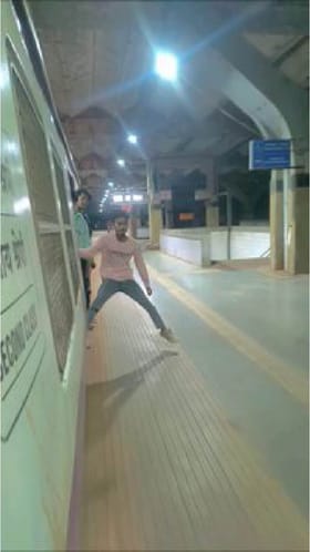 ಚಲಿಸುವ ರೈಲಿನಲ್ಲಿ ಯುವಕನ ಡೇಂಜರಸ್ ಸ್ಟಂಟ್; ನೆಟ್ಟಿಗರ ಆಕ್ರೋಶ