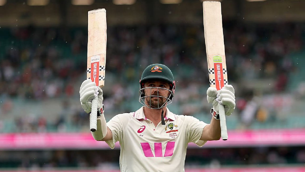 ಆ್ಯಶಸ್ ಸರಣಿಯಲ್ಲಿ ಟ್ರಾವಿಸ್ ಹೆಡ್ (Travis Head) ಸಿಡಿಲಬ್ಬರ ಮುಂದುವರೆದಿದೆ. ಸಿಡ್ನಿ ಕ್ರಿಕೆಟ್ ಗ್ರೌಂಡ್ನಲ್ಲಿ ನಡೆಯುತ್ತಿರುವ ಈ ಸರಣಿಯ 5ನೇ ಪಂದ್ಯದಲ್ಲೂ ಹೆಡ್ ಭರ್ಜರಿ ಸೆಂಚುರಿ ಸಿಡಿಸಿದ್ದಾರೆ. ಅದು ಕೂಡ ಅತೀ ವೇಗದಲ್ಲಿ ಎಂಬುದು ವಿಶೇಷ. ಈ ಮ್ಯಾಚ್ನಲ್ಲಿ ಮೊದಲು ಬ್ಯಾಟ್ ಮಾಡಿದ ಇಂಗ್ಲೆಂಡ್ ತಂಡವು ಪ್ರಥಮ ಇನಿಂಗ್ಸ್ನಲ್ಲಿ 384 ರನ್ ಕಲೆಹಾಕಿದ್ದರು.