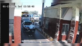 ಕಾರುಗಳಿಗೆ ಡಿಕ್ಕಿ ಹೊಡೆದು, ಟೋಲ್ ಸಿಬ್ಬಂದಿಯ ಎಳೆದೊಯ್ದ ಟ್ರಕ್