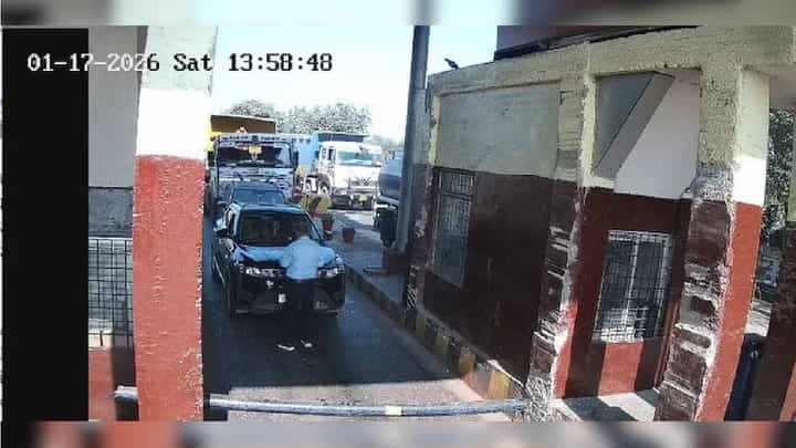 Video: ಟೋಲ್ನಲ್ಲಿ ಕಾರುಗಳಿಗೆ ಡಿಕ್ಕಿ ಹೊಡೆದು, ಸಿಬ್ಬಂದಿಯನ್ನು 50 ಮೀಟರ್ ಎಳೆದೊಯ್ದ ಟ್ರಕ್ Video: ಟೋಲ್ನಲ್ಲಿ ಕಾರುಗಳಿಗೆ ಡಿಕ್ಕಿ ಹೊಡೆದು, ಸಿಬ್ಬಂದಿಯನ್ನು 50 ಮೀಟರ್ ಎಳೆದೊಯ್ದ ಟ್ರಕ್