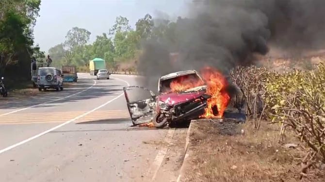 ಡಿವೈಡರ್‌ಗೆ ಡಿಕ್ಕಿ ಹೊಡೆದ ಕಾರು; ಕ್ಷಣಾರ್ಧದಲ್ಲಿ ಬೆಂಕಿಗಾಹುತಿ!