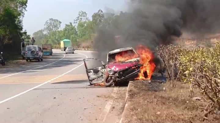 ಡಿವೈಡರ್ಗೆ ಡಿಕ್ಕಿ ಹೊಡೆದ ಕಾರು; ಕ್ಷಣಾರ್ಧದಲ್ಲಿ ಬೆಂಕಿಗಾಹುತಿ! ಡಿವೈಡರ್ಗೆ ಡಿಕ್ಕಿ ಹೊಡೆದ ಕಾರು; ಕ್ಷಣಾರ್ಧದಲ್ಲಿ ಬೆಂಕಿಗಾಹುತಿ!