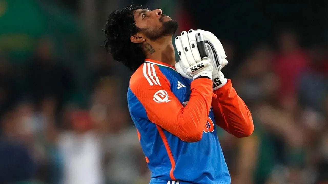 ಇತ್ತ ಸರ್ಜರಿಗೆ ಒಳಗಾಗಿರುವ ತಿಲಕ್ ವರ್ಮಾ ಮೇಲೆ ಬಿಸಿಸಿಐ ವೈದ್ಯಕೀಯ ತಂಡವು ನಿಗಾಯಿಟ್ಟಿದ್ದು, ಈ ಮೂಲಕ ಅವರ ಆರೋಗ್ಯದ ಬಗ್ಗೆ ಹೆಚ್ಚಿನ ಕಾಳಜಿವಹಿಸಿದ್ದಾರೆ. ಅದರಂತೆ ಸಂಪೂರ್ಣ ಗುಣಮುಖರಾಗಿ ಜನವರಿ 25 ರ ಬಳಿಕ ತಿಲಕ್ ವರ್ಮಾ ಭಾರತ ತಂಡವನ್ನು ಕೂಡಿಕೊಳ್ಳುವ ಸಾಧ್ಯತೆಯಿದೆ.