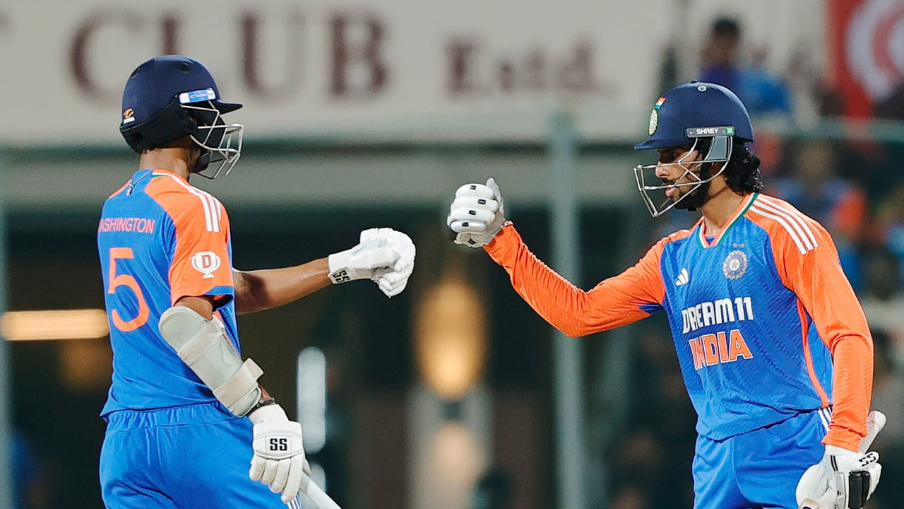 ಅಂದರೆ ನ್ಯೂಝಿಲೆಂಡ್ ವಿರುದ್ಧದ ಟಿ20 ಸರಣಿಯಲ್ಲಿ ತಿಲಕ್ ವರ್ಮಾ ಹಾಗೂ ವಾಷಿಂಗ್ಟರ್ ಸುಂದರ್ ಕಣಕ್ಕಿಳಿಯುವುದು ಅನುಮಾನ. ಈ ಸರಣಿಯ ಬಳಿಕ ಟೀಮ್ ಇಂಡಿಯಾ ಟಿ20 ವಿಶ್ವಕಪ್​ನಲ್ಲಿ ಕಣಕ್ಕಿಳಿಯಬೇಕಿರುವುದರಿಂದ ಇಬ್ಬರ ಬದಲಿಗೆ ಶೀಘ್ರದಲ್ಲೇ ಬದಲಿ ಆಟಗಾರರನ್ನು ಆಯ್ಕೆ ಮಾಡಲಿದ್ದಾರೆ ಎಂದು ವರದಿಯಾಗಿದೆ. ಹೀಗಾಗಿ ಮುಂಬರುವ ಟಿ20 ವಿಶ್ವಕಪ್​ನಲ್ಲಿ ತಿಲಕ್ ವರ್ಮಾ ಹಾಗೂ ವಾಷಿಂಗ್ಟನ್ ಸುಂದರ್ ಕಾಣಿಸಿಕೊಳ್ಳದಿದ್ದರೂ ಅಚ್ಚರಿಪಡಬೇಕಿಲ್ಲ.