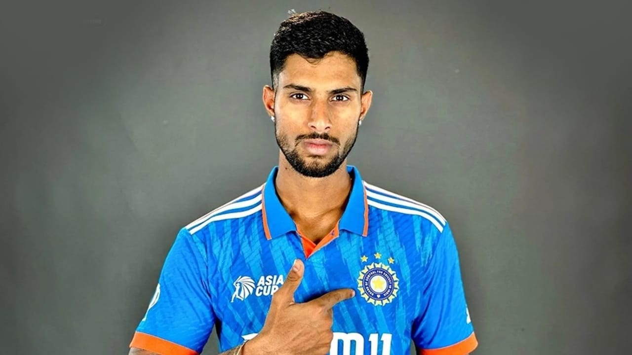 ತಿಲಕ್ ವರ್ಮಾ: ಭಾರತ ಮತ್ತು ಸೌತ್ ಆಫ್ರಿಕಾ ನಡುವಣ ಸರಣಿಯಲ್ಲಿ ಕಾಣಿಸಿಕೊಂಡಿದ್ದ ತಿಲಕ್ ವರ್ಮಾ ಅವರನ್ನು ಸಹ ಈ ಬಾರಿ ತಂಡದಿಂದ ಕೈ ಬಿಡಲಾಗಿದೆ. ಏಕೆಂದರೆ ಕಳೆದ ಸರಣಿಯಲ್ಲಿ ಶುಭ್​​ಮನ್ ಗಿಲ್ ಕಾಣಿಸಿಕೊಂಡಿರಲಿಲ್ಲ. ಹೀಗಾಗಿ ತಿಲಕ್ ವರ್ಮಾಗೆ ಅವಕಾಶ ನೀಡಲಾಗಿತ್ತು.