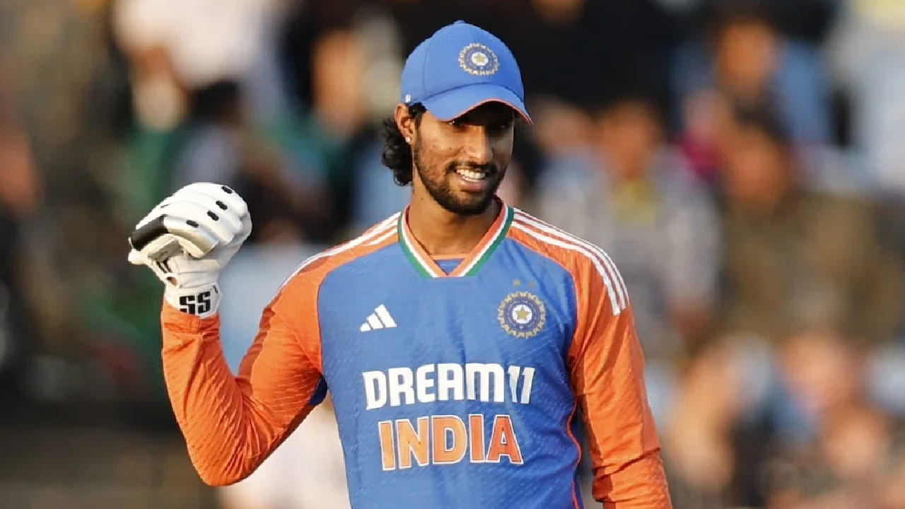 ಒಂದು ವೇಳೆ ನ್ಯೂಝಿಲೆಂಡ್ ವಿರುದ್ಧದ ಸರಣಿಯಲ್ಲಿ ತಿಲಕ್ ವರ್ಮಾ ಕಣಕ್ಕಿಳಿಯದಿದ್ದರೆ ಅವರನ್ನು ಟಿ20 ವಿಶ್ವಕಪ್ನಿಂದ ಕೈ ಬಿಡುವ ಸಾಧ್ಯತೆಯನ್ನು ತಳ್ಳಿ ಹಾಕುವಂತಿಲ್ಲ. ಏಕೆಂದರೆ ಟಿ20 ವಿಶ್ವಕಪ್ ಶುರುವಾಗುವುದು ಫೆಬ್ರವರಿ 7 ರಿಂದ. ಅದರೊಳಗೆ ತಿಲಕ್ ವರ್ಮಾ ಸಂಪೂರ್ಣ ಫಿಟ್ನೆಸ್ ಸಾಧಿಸಬೇಕು.