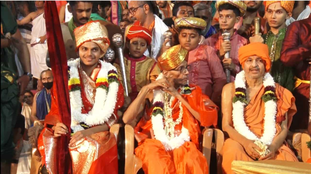 ಉಡುಪಿ ಶ್ರೀ ಕೃಷ್ಣಮಠದಲ್ಲಿ ಶೀರೂರು ಪರ್ಯಾಯ ಮಹೋತ್ಸವ ಸಂಭ್ರಮ ಮನೆಮಾಡಿದ್ದು ಬೆಳಗ್ಗಿನ ಜಾವ ನಡೆದ ಅದ್ಧೂರಿ ಮೆರವಣಿಗೆಯನ್ನು ಭಕ್ತರು ರಾತ್ರಿಯಿಡೀ ಕಾದು ಕಣ್ತುಂಬಿಕೊಂಡಿದ್ದಾರೆ. ಶೀರೂರು ಮಠದ ಶ್ರೀವೇದವರ್ಧನ ತೀರ್ಥರು ಪೀಠಾರೋಹಣ ಮಾಡಿದ್ದು, ಸರ್ವಜ್ಞ ಪೀಠಾರೋಹಣ ಮಾಡಿದ ಅತ್ಯಂತ ಎಳೆಯ ಪ್ರಾಯದ ಯತಿ ಎಂಬ ಹೆಗ್ಗಳಿಕೆಗೆ ಪಾತ್ರರಾಗಿದ್ದಾರೆ. ಆ ಮೂಲಕ ಮುಂದಿನ 2 ವರ್ಷಗಳ ಕಾಲ ಶ್ರೀಕೃಷ್ಣನ ಪೂಜಾಧಿಕಾರವನ್ನು ಶೀರೂರುಶ್ರೀಗಳು ಪಡೆದಿದ್ದರೆ ಪುತ್ತಿಗೆ ಮಠದ ಶ್ರೀಸುಗುಣೇಂದ್ರ ತೀರ್ಥ 4ನೇ ಪರ್ಯಾಯ ಮಹೋತ್ಸವ ಸಮಾಪನವಾಗಿದೆ.