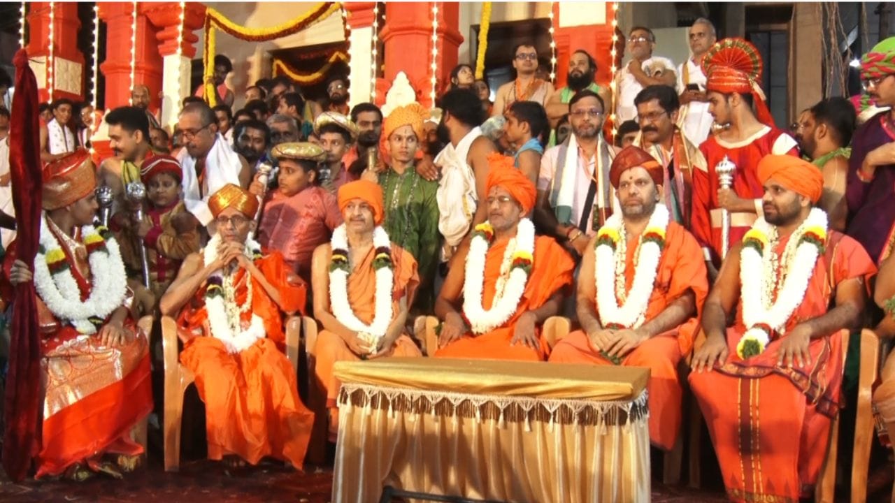 ಬೆಳಿಗ್ಗೆ 5.15ಕ್ಕೆ ಕನಕನ ಕಿಂಡಿಯಲ್ಲಿ ಶ್ರೀ ಕೃಷ್ಣ ದರ್ಶನ ಮಾಡಿದ ವೇದವರ್ಧನ ತೀರ್ಥರು, ಬಳಿಕ ರಥಬೀದಿಯಲ್ಲಿರುವ ಚಂದ್ರಮೌಳೀಶ್ವರ ಮತ್ತು ಅನಂತೇಶ್ವರ ದೇಗುಲಕ್ಕೆ ಭೇಟಿ ನೀಡಿ ದೇವರ ದರ್ಶನ ಪಡೆದಿದ್ದಾರೆ. ಬಳಿಕ ಪುತ್ತಿಗೆ ಮಠದ ಶ್ರೀಗಳಿಂದ ಶೀರೂರು ಶ್ರೀಗಳಿಗೆ ಅಕ್ಷಯ ಪಾತ್ರೆ ಹಸ್ತಾಂತರ, ಸರ್ವಜ್ಞ ಪೀಠಾರೋಹಣ ಸೇರಿ ವಿವಿಧ ಸಾಂಪ್ರದಾಯಿಕ ಕಾರ್ಯಕ್ರಮಗಳು ನಡೆದಿವೆ. ಅಷ್ಟ ಮಠಾಧೀಶರಿಗೆ ಅರಳು ಗದ್ದುಗೆ ಗೌರವ ನಡೆದಿದ್ದು, ಅನೇಕ ಧಾರ್ಮಿಕ ಹಾಗೂ ರಾಜಕೀಯ ಮುಖಂಡರು ಈ ವೇಳೆ ಉಪಸ್ಥಿತರಿದ್ದರು.