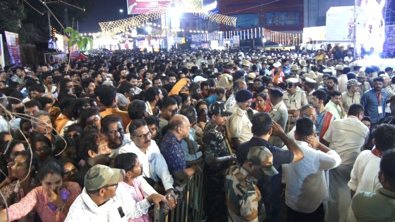 ಕೃಷ್ಣಮಠದ ಆಡಳಿತವನ್ನು ಅಷ್ಟಮಠಗಳ ನಡುವೆ ಎರಡು ವರ್ಷಗಳಿಗೊಮ್ಮೆ ಹಸ್ತಾಂತರಿಸುವ ಒಂದು ಪುರಾತನ ಮತ್ತು ವಿಶಿಷ್ಟ ವ್ಯವಸ್ಥೆಯೇ ಈ ಪರ್ಯಾಯ ಪದ್ಧತಿಯಾಗಿದ್ದು, ತಲಾ 2 ವರ್ಷಗಳ ಅವಧಿಗೆ ಅಷ್ಟಮಠಗಳಿಗೆ ಶ್ರೀಕೃಷ್ಣ ಮಠದ ಜವಾಬ್ದಾರಿ ಮತ್ತು ದೇವರ ಪೂಜೆಯ ಅಧಿಕಾರ ಈ ಮೂಲಕ ಸಿಗಲಿದೆ. ಪರ್ಯಾಯ ಮಹೋತ್ಸವ ಹಿನ್ನೆಲೆ ಉಡುಪಿಗೆ ಉಡುಪಿಯೇ ರಾತ್ರಿ ಪೂರ್ತಿ ಎದ್ದಿದ್ದು, ಅಪರೂಪದ ಕ್ಷಣಕ್ಕೆ ಸಾವಿರಾರು ಭಕ್ತರು ಸಾಕ್ಷಿಯಾಗಿದ್ದಾರೆ.