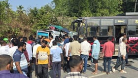 ಖಾಸಗಿ ಬಸ್​​- ಕ್ರೂಸರ್​ ನಡುವೆ ಮುಖಾಮುಖಿ ಡಿಕ್ಕಿ: ಮೂವರು ಸಾವು