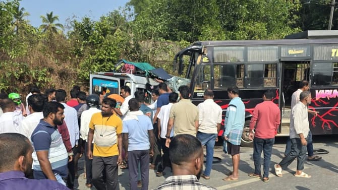 ಖಾಸಗಿ ಬಸ್​​- ಕ್ರೂಸರ್​ ನಡುವೆ ಮುಖಾಮುಖಿ ಡಿಕ್ಕಿ: ಮೂವರು ಸಾವು