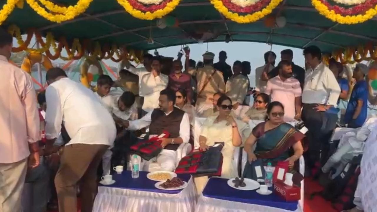 ಉಡುಪಿ ಡಿಸಿ, ಉಸ್ತುವಾರಿ ಸಚಿವರಿಂದಲೇ ಜಿಲ್ಲಾಡಳಿತದ ಸೂಚನೆ ಉಲ್ಲಂಘನೆ? ಆಗಿದ್ದೇನು? ಉಡುಪಿ ಡಿಸಿ, ಉಸ್ತುವಾರಿ ಸಚಿವರಿಂದಲೇ ಜಿಲ್ಲಾಡಳಿತದ ಸೂಚನೆ ಉಲ್ಲಂಘನೆ? ಆಗಿದ್ದೇನು?