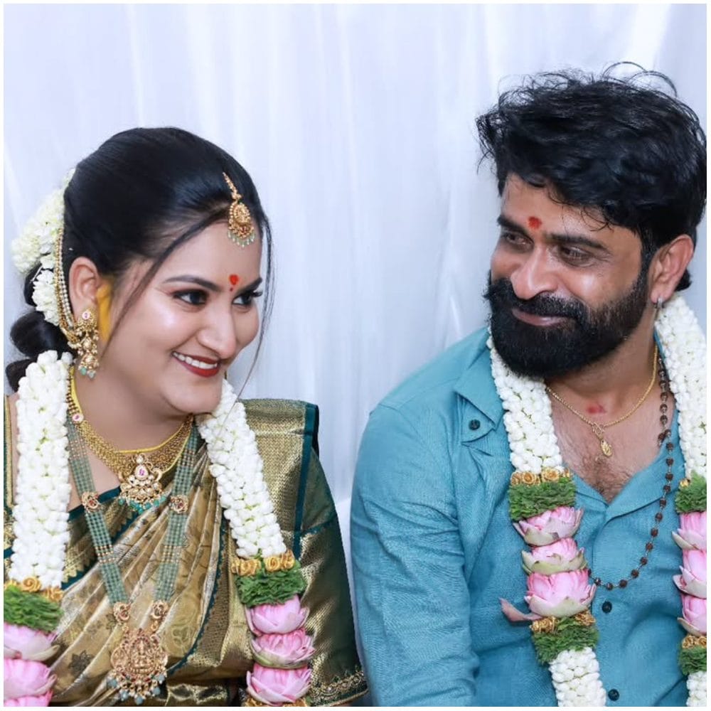 ಸಾಮಾನ್ಯವಾಗಿ ಸೆಲೆಬ್ರಿಟಿಗಳು ಬೇರೆ ಕಡೆ ಮದುವೆ ಆದರೆ ಬೆಂಗಳೂರಲ್ಲಿ ಅದ್ದೂರಿಯಾಗಿ ರಿಸೆಪ್ಶನ್ ನಡೆಸುತ್ತಾರೆ. ಮಂಜು ಕೂಡ ಹಾಗೆಯೇ ಮಾಡಬಹುದು ಎಂದು ಹೇಳಲಾಗುತ್ತಾ ಇದೆ. ಇದಕ್ಕಾಗಿ ಫ್ಯಾನ್ಸ್ ಕಾದಿದ್ದಾರೆ.