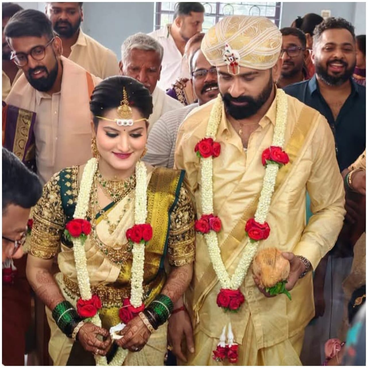 ನಟ ಹಾಗೂ ಬಿಗ್ ಬಾಸ್ ಮಾಜಿ ಸ್ಪರ್ಧಿ ಉಗ್ರಂ ಮಂಜುಗೆ ಇಂದು (ಜನವರಿ 23) ವಿವಾಹ ಸಂಭ್ರಮ. ಅವರ ಮದುವೆ ಧರ್ಮಸ್ಥಳದಲ್ಲಿ ಸರಳವಾಗಿ ನಡೆದಿದೆ. ಸಂಧ್ಯಾ ಜೊತೆ ಅವರು ಹಸೆಮಣೆ ಏರಿದ್ದಾರೆ.