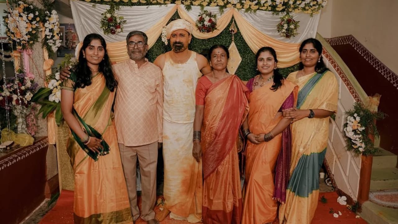 ಇತ್ತೀಚೆಗಷ್ಟೆ ಉಗ್ರಂ ಮಂಜು ಅವರು ಬಿಗ್​​ಬಾಸ್ ಮನೆಯಲ್ಲಿ ತಮ್ಮ ಬ್ಯಾಚುಲರ್ ಪಾರ್ಟಿ ಸಹ ಮಾಡಿಕೊಂಡಿದ್ದರು. ಉಗ್ರಂ ಮಂಜು ಜೊತೆಗೆ ಇನ್ನೂ ಕೆಲವು ಗೆಳೆಯರು ಸಹ ಬಿಗ್​​ಬಾಸ್ ಮನೆಗೆ ಬಂದಿದ್ದರು.