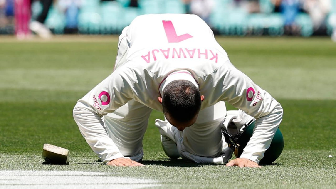 2011 ರಲ್ಲಿ ಸಿಡ್ನಿ ಕ್ರಿಕೆಟ್​ ಗ್ರೌಂಡ್​ನಲ್ಲಿ ಇಂಗ್ಲೆಂಡ್ ವಿರುದ್ಧ ಕಣಕ್ಕಿಳಿಯುವ ಮೂಲಕ ಟೆಸ್ಟ್​ ಕೆರಿಯರ್ ಆರಂಭಿಸಿದ್ದ ಖ್ವಾಜಾ ಇದೀಗ ಅದೇ ಮೈದಾನದಲ್ಲಿ ಕೊನೆಯ ಮ್ಯಾಚ್ ಆಡಿದ್ದಾರೆ. ಅದು ಇಂಗ್ಲೆಂಡ್ ವಿರುದ್ಧ ಎಂಬುದು ವಿಶೇಷ. ಅಂದರೆ 2011ರ ಜನವರಿಯಲ್ಲಿ ಇಂಗ್ಲೆಂಡ್ ವಿರುದ್ಧದ 5ನೇ ಟೆಸ್ಟ್ ಪಂದ್ಯದ ಮೂಲಕ ಖ್ವಾಜಾ ಟೆಸ್ಟ್​​ ಕೆರಿಯರ್ ಆರಂಭಿಸಿದ್ದರು. ಇದೀಗ ಇಂಗ್ಲೆಂಡ್ ವಿರುದ್ಧದ 5ನೇ ಟೆಸ್ಟ್ ಪಂದ್ಯದ ಮೂಲಕ ಅಂತಾರಾಷ್ಟ್ರೀಯ ಕ್ರಿಕೆಟ್​ಗೆ ಗುಡ್ ಬೈ ಹೇಳಿದ್ದಾರೆ.