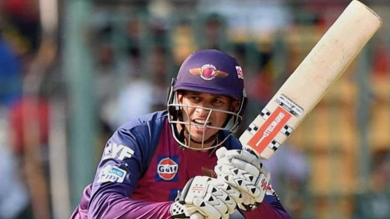 ಇದರ ನಡುವೆ ಇಂಡಿಯನ್ ಪ್ರೀಮಿಯರ್ ಲೀಗ್​ನಲ್ಲೂ ಉಸ್ಮಾನ್ ಖ್ವಾಜಾ ಕಾಣಿಸಿಕೊಂಡಿದ್ದರು. 2016ರ ಐಪಿಎಲ್​ನಲ್ಲಿ ರೈಸಿಂಗ್ ಪುಣೆ ಜೈಂಟ್ಸ್ ಪರ 6 ಪಂದ್ಯಗಳನ್ನಾಡಿರುವ ಖ್ವಾಜಾ 127 ರನ್ ಕಲೆಹಾಕಿದ್ದರು. ಇದಾದ ಬಳಿಕ ಅವರಿಗೆ ಇಂಡಿಯನ್ ಪ್ರೀಮಿಯರ್ ಲೀಗ್​ನಲ್ಲಿ ಅವಕಾಶ ಸಿಕ್ಕಿರಲಿಲ್ಲ. ಇದೀಗ 39ನೇ ವಯಸ್ಸಿನಲ್ಲಿ ಎಲ್ಲಾ ಮಾದರಿಯ ಕ್ರಿಕೆಟ್​ಗೆ ವಿದಾಯ ಹೇಳಿದ್ದಾರೆ.