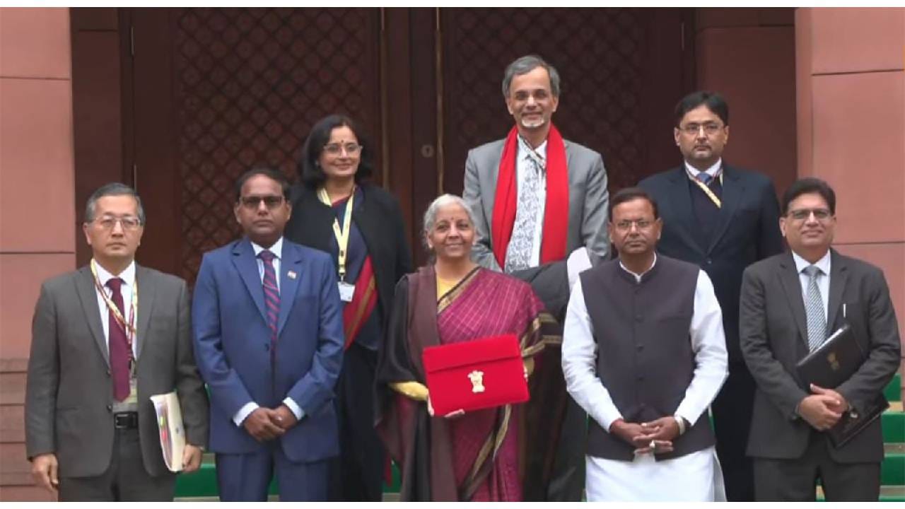 2026-27ರ ಬಜೆಟ್: ಪ್ರಸಕ್ತ ಸಾಲಿನ ಕೇಂದ್ರ ಬಜೆಟ್ ಮಂಡನೆಗೆ ಕ್ಷಣಗಣನೆ ಆರಂಭವಾಗಿದ್ದು, ಕೇಂದ್ರ ಹಣಕಾಸು ಸಚಿವೆ ನಿರ್ಮಲಾ ಸೀತಾರಾಮನ್ ಅವರು ಕಂದು ಬಣ್ಣದ ಅಂಚು ಹೊಂದಿರುವ ಕೆನ್ನೇರಳೆ ಬಣ್ಣ ಸೀರೆ ಉಟ್ಟು ಸಂಸತ್ ಭವನದತ್ತ ತೆರಳಿದ್ದಾರೆ. ಈ ಬಾರಿಯೂ ಭಾರತದ ಸಾಂಪ್ರದಾಯಿಕ ಕೈಮಗ್ಗ ನೇಕಾರಿಕೆಯನ್ನು ಪ್ರೋತ್ಸಾಹಿಸಲು ಈ ಸೀರೆಯನ್ನು ಆಯ್ಕೆ ಮಾಡಿಕೊಂಡಿದ್ದಾರೆ.