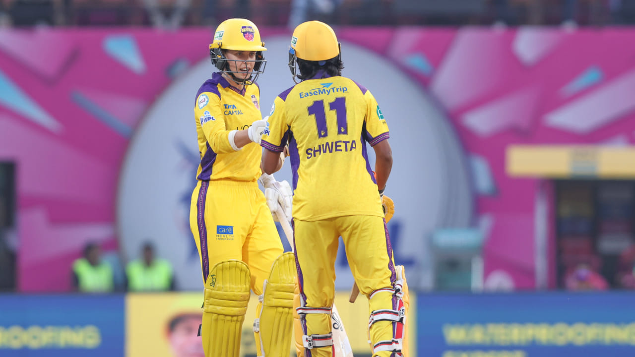 ಮೆಗ್ ಲ್ಯಾನಿಂಗ್ 30 ರನ್‌ಗಳಿಗೆ ಔಟಾದರೆ, ನಂತರ ಬ್ಯಾಟಿಂಗ್‌ಗೆ ಬಂದ ಹರ್ಲೀನ್ ಡಿಯೋಲ್ 0 ರನ್‌ಗೆ ಮತ್ತು ದೀಪ್ತಿ ಶರ್ಮಾ 1 ರನ್‌ಗೆ ಔಟಾದರು. ಇದು ತಂಡದ ಮೇಲೆ ಒತ್ತಡವನ್ನು ಹೆಚ್ಚಿಸಿತು ಮತ್ತು ಸೋಲಿನತ್ತ ಸಾಗಲು ಪ್ರಾರಂಭಿಸಿತು. ಕೊನೆಯ ಓವರ್‌ನಲ್ಲಿ ಗೆಲ್ಲಲು 27 ರನ್‌ಗಳು ಬೇಕಾಗಿದ್ದವು. ಆದರೆ 15 ರನ್‌ ಕಲೆಹಾಕಲಷ್ಟೇ ಶಕ್ತವಾದ ಯುಪಿ ತಂಡವು 10 ರನ್‌ಗಳಿಂದ ಸೋತಿತು.