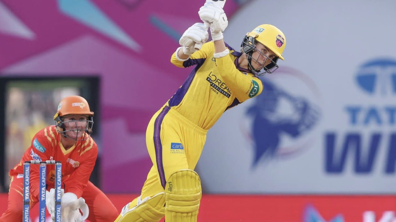 ತಂಡದ ಪರ ಏಕಾಂಗಿ ಹೋರಾಟ ನೀಡಿದ ಫೋಬೆ ಲಿಚ್‌ಫೀಲ್ಡ್ 40 ಎಸೆತಗಳಲ್ಲಿ 8 ಬೌಂಡರಿ ಹಾಗೂ 5 ಸಿಕ್ಸರ್ ಸಹಿತ 78 ರನ್ ಬಾರಿಸಿದರು. ಆದರೆ ಇನ್ನೊಂದು ತುದಿಯಲ್ಲಿ ಲಿಚ್‌ಫೀಲ್ಡ್​ಗೆ ಬೆಂಬಲ ಸಿಗಲಿಲ್ಲ. ಸಿಕ್ಕಿದ್ದರೆ, ಯುಪಿಗೆ ಗೆಲುವು ಸುಲಭವಾಗಿ ಧಕ್ಕುತ್ತಿತ್ತು. ಕೊನೆಯಲ್ಲಿ ಆಶಾ ಸೋಬನಾ ಕೂಡ 10 ಎಸೆತಗಳಲ್ಲಿ 27 ರನ್ ಬಾರಿಸಿ ಸೋಲಿನ ಅಂತರವನ್ನು ತಗ್ಗಿಸಿದರು.