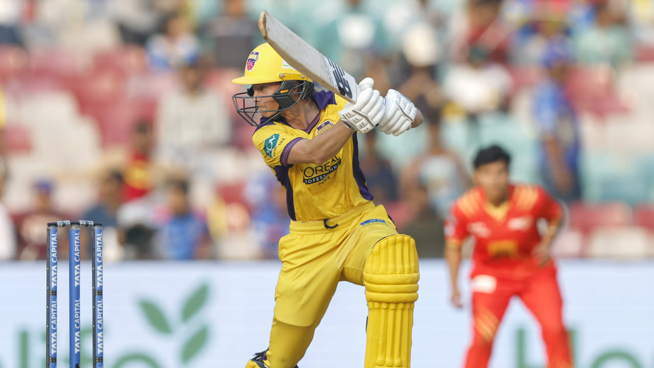 ಈ ಗುರಿ ಬೆನ್ನಟ್ಟಿದ ಯುಪಿ ವಾರಿಯರ್ಸ್‌ಗೆ ಉತ್ತಮ ಆರಂಭ ದೊರೆಯಲಿಲ್ಲ. ಕಿರಣ್ ನವ್‌ಗಿರೆ ಕೇವಲ 1 ರನ್‌ಗೆ ಔಟಾದರು. ನಂತರ ಮೆಗ್ ಲ್ಯಾನಿಂಗ್ ಮತ್ತು ಫೋಬೆ ಲಿಚ್‌ಫೀಲ್ಡ್ ತಂಡದ ಇನ್ನಿಂಗ್ಸ್​ಗೆ ಜೀವ ತುಂಬಿದರು. ಎರಡನೇ ವಿಕೆಟ್‌ಗೆ 70 ರನ್‌ಗಳ ಜೊತೆಯಾಟವಾಡಿದರು. ಆದರೆ ಈ ಜೋಡಿ ಬೇರ್ಪಟ್ಟ ಬಳಿಕ ಎರಡು ವಿಕೆಟ್‌ಗಳು ಬ್ಯಾಕ್ ಟು ಬ್ಯಾಕ್ ಉರುಳಿದವು. 