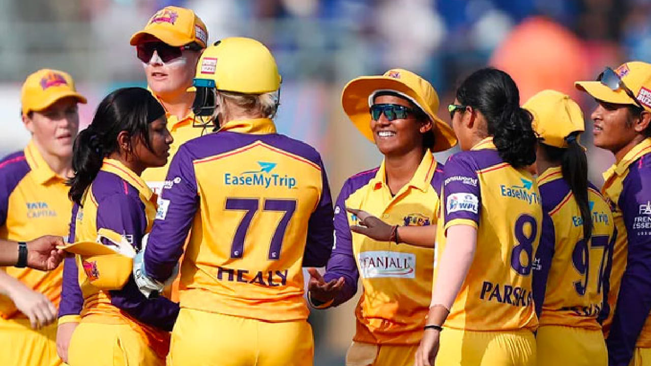 ಮತ್ತೊಂದೆಡೆ ಮುಂಬೈ ಇಂಡಿಯನ್ಸ್ ಪಾಲಿಗೆ ಯುಪಿ ವಾರಿಯರ್ಸ್ ತಂಡವು ಗೆಲ್ಲಬೇಕು. ಆದರೆ 156 ರನ್ಗಳಿಗಿಂತ ಹೆಚ್ಚಿನ ರನ್ಗಳ ಅಂತರದಿಂದ ಗೆಲ್ಲಬಾರದು. ಅಂದರೆ ಡೆಲ್ಲಿ ಕ್ಯಾಪಿಟಲ್ಸ್ ವಿರುದ್ಧ ಯುಪಿ ವಾರಿಯರ್ಸ್ 156 ರನ್ಗಳ ಅಂತರದಿಂದ ಗೆದ್ದರೆ ನೆಟ್ ರನ್ ರೇಟ್ನಲ್ಲಿ ಮುಂಬೈ ಇಂಡಿಯನ್ಸ್ ತಂಡವನ್ನು ಹಿಂದಿಕ್ಕಿ ಅಂಕ ಪಟ್ಟಿಯಲ್ಲಿ ಮೂರನೇ ಸ್ಥಾನಕ್ಕೇರುವ ಮೂಲಕ ಎಲಿಮಿನೇಟರ್ ಸುತ್ತಿಗೆ ಅರ್ಹತೆ ಪಡೆಯಲಿದೆ. ಹೀಗಾಗಿ ಮುಂಬೈ ಇಂಡಿಯನ್ಸ್ ಪಾಲಿಗೆ ಯುಪಿ ವಾರಿಯರ್ಸ್ ಗೆಲ್ಲಬೇಕು, ಆದರೆ 156 ರನ್ಗಳ ಅಂತರದಿಂದ ಮಾತ್ರ ಗೆಲ್ಲಬಾರದು.