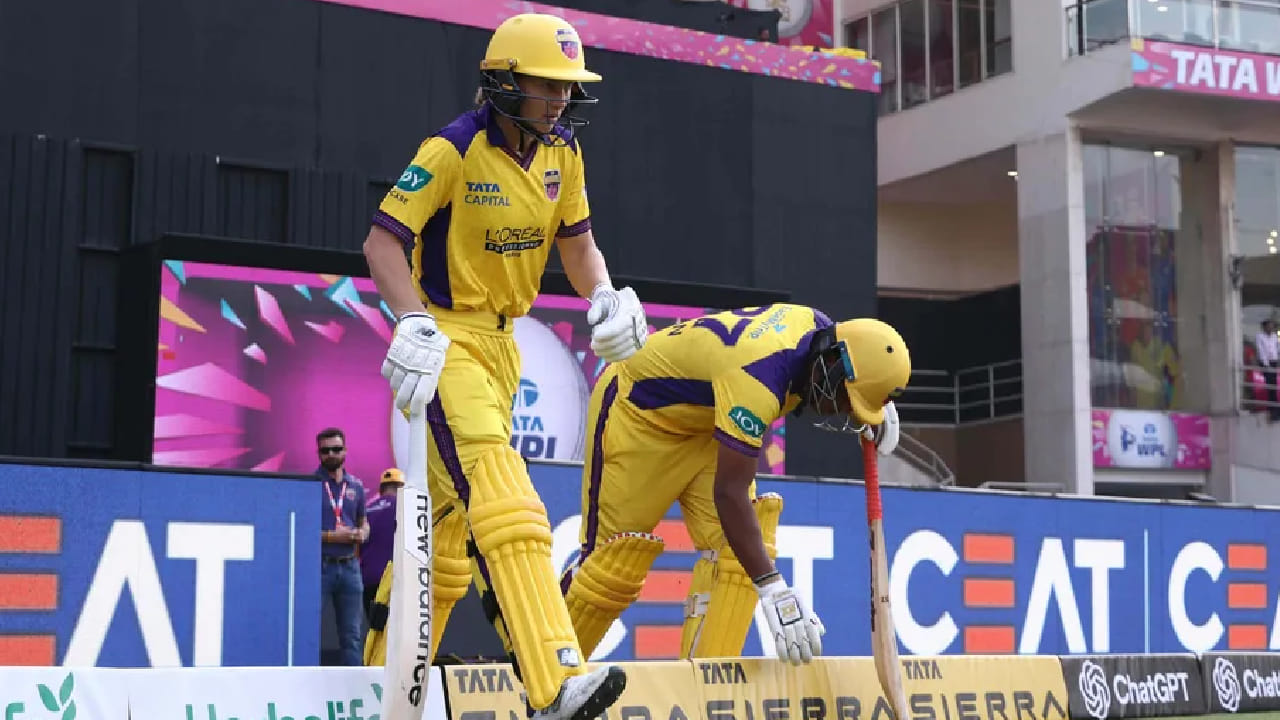 208 ರನ್ಗಳ ಗುರಿ ಬೆನ್ನತ್ತಿದ ಯುಪಿ ವಾರಿಯರ್ಸ್ ಪರ ಆರಂಭಿಕ ಆಟಗಾರ್ತಿ ಫೋಬೆ ಲಿಚ್ಫೀಲ್ಡ್ ಬರೋಬ್ಬರಿ 5 ಸಿಕ್ಸ್ ಸಿಡಿಸಿದ್ದರು. ಇನ್ನು ಶ್ವೇತಾ ಸೆಹ್ರಾವತ್ ಬ್ಯಾಟ್ನಿಂದ 3 ಹಾಗೂ ಆಶಾ ಶೋಭನಾ ಕಡೆಯಿಂದ 2 ಸಿಕ್ಸರ್ಗಳು ಮೂಡಿಬಂದಿದ್ದವು. ಹಾಯೆಯೇ ಡಿಯಾಂಡ್ರಾ ಡಾಟಿನ್ 1 ಸಿಕ್ಸ್ ಬಾರಿಸಿದ್ದರು. ಈ ಮೂಲಕ ಯುಪಿ ವಾರಿಯರ್ಸ್ ತಂಡವು 20 ಓವರ್ಗಳಲ್ಲಿ 197 ರನ್ಗಳಿಸಿ ಕೇವಲ 10 ರನ್ಗಳಿಂದ ಸೋಲೊಪ್ಪಿಕೊಂಡಿತ್ತು.