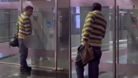 ಮೆಟ್ರೋ ಪ್ಲಾಟ್​ಫಾರ್ಮ್​ನಲ್ಲಿ ಮೂತ್ರ ವಿಸರ್ಜಿಸಿ ಸಿಕ್ಕಿಬಿದ್ದ ವ್ಯಕ್ತಿ