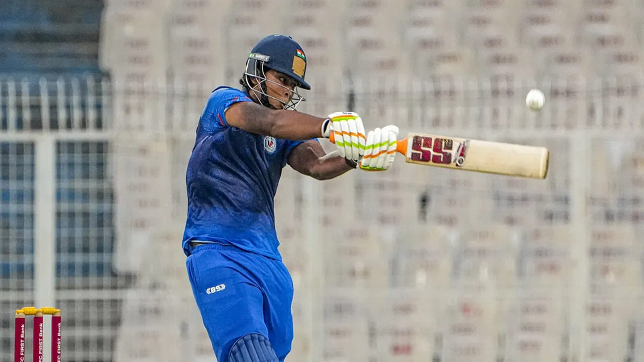 ನಿಯಮಿತ ನಾಯಕ ಆಯುಷ್ ಮ್ಹಾತ್ರೆ ಅನುಪಸ್ಥಿತಿಯಲ್ಲಿ ತಂಡವನ್ನು ಮುನ್ನಡೆಸುತ್ತಿರುವ ವೈಭವ್, ತಮ್ಮ ಚೊಚ್ಚಲ ನಾಯಕತ್ವದ ಪಂದ್ಯದಲ್ಲಿ ಆಟಗಾರನಾಗಿ ವಿಫಲನಾದರೂ, ನಾಯಕನಾಗಿ ಮತ್ತೊಂದು ವಿಶ್ವದಾಖಲೆ ಸೃಷ್ಟಿಸಿದ್ದಾರೆ. ದಕ್ಷಿಣ ಆಫ್ರಿಕಾ ಯುವ ತಂಡದ ವಿರುದ್ಧ ನಡೆದ ಮೊದಲ ಪಂದ್ಯವನ್ನು ಭಾರತ ತಂಡ ಡಕ್ವರ್ತ್ ಲೂಯಿಸ್ ನಿಯಮದಡಿಯಲ್ಲಿ ಗೆಲುವು ಸಾಧಿಸಿತು. ಈ ಮೂಲಕ ವೈಭವ್ ವಿಶ್ವದಾಖಲೆಯೊಂದಕ್ಕೆ ಕೊರಳೊಡ್ಡಿದ್ದಾರೆ.