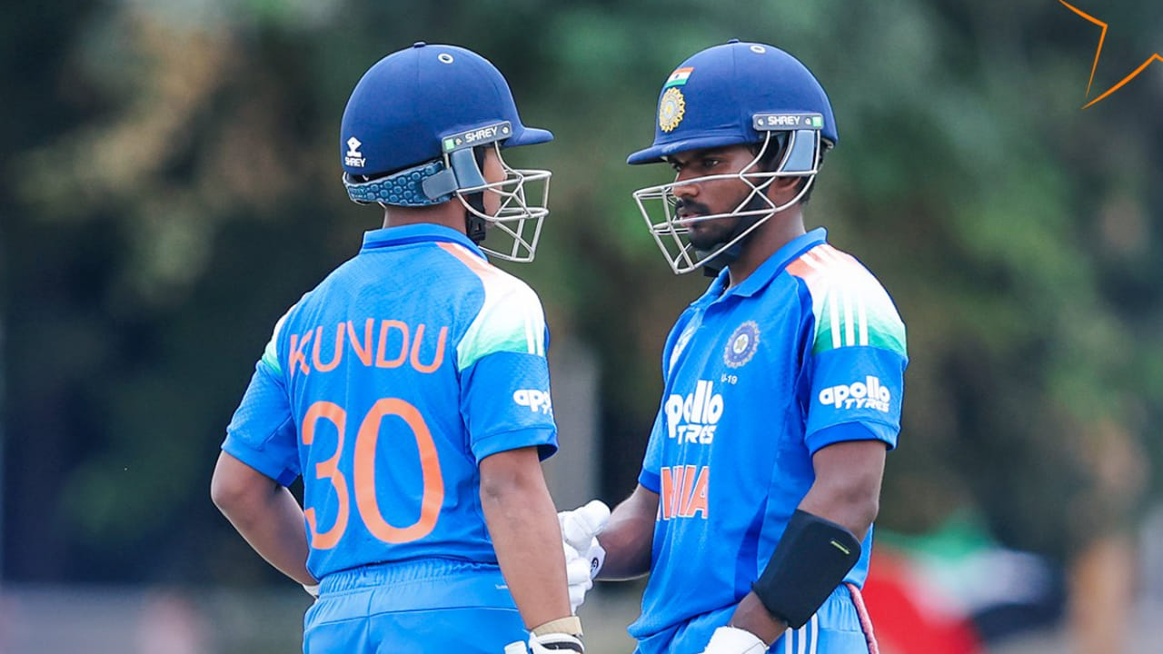 ಇವರಿಬ್ಬರು ಈ ಹಿಂದೆ ನಡೆದಿದ್ದ ಅಂಡರ್ 19 ಏಷ್ಯಾಕಪ್ನಲ್ಲಿ ಉತ್ತಮ ಪ್ರದರ್ಶನ ನೀಡಿದ್ದ ಕಾರಣದಿಂದಾಗಿ ಇವರಿಬ್ಬರ ಮೇಲೆ ಸಾಕಷ್ಟು ನಿರೀಕ್ಷೆಗಳಿದ್ದವು. ಆದರೆ ಇವರಿಬ್ಬರು ಹೆಚ್ಚು ಹೊತ್ತು ಕ್ರೀಸ್ನಲ್ಲಿ ಉಳಿಯಲಿಲ್ಲ. ಆರನ್ ಜಾರ್ಜ್ ಇನ್ನಿಂಗ್ಸ್ನ ಎರಡನೇ ಓವರ್ನ ಮೊದಲ ಎಸೆತದಲ್ಲೇ ಔಟಾದರೆ, ವೈಭವ್ ಸೂರ್ಯವಂಶಿ ಕೂಡ ಪವರ್ಪ್ಲೇನಲ್ಲೇ ವಿಕೆಟ್ ಒಪ್ಪಿಸಿದರು.