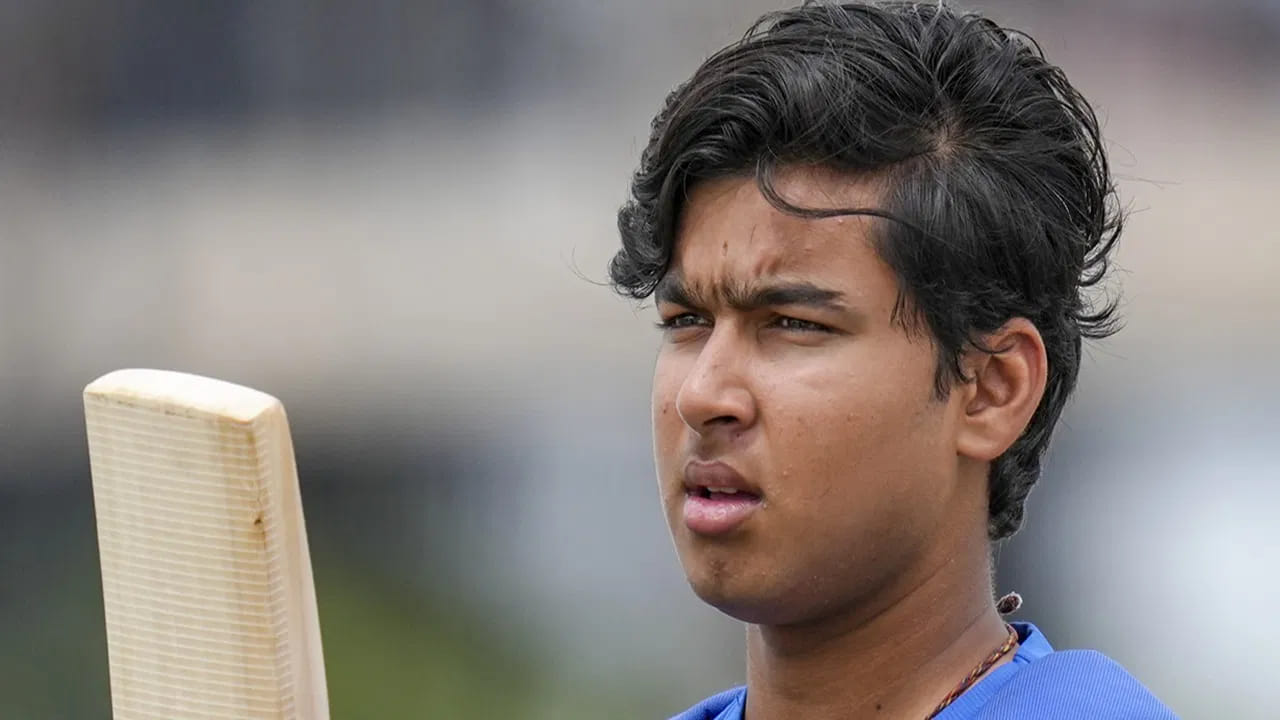 ಈ ಗೆಲುವಿನೊಂದಿಗೆ ವೈಭವ್ ಸೂರ್ಯವಂಶಿ ಏಕದಿನ ಪಂದ್ಯವನ್ನು ಗೆದ್ದ ಅತ್ಯಂತ ಕಿರಿಯ ನಾಯಕ ಎಂಬ ಹೆಗ್ಗಳಿಕೆಗೆ ಪಾತ್ರರಾಗಿದ್ದಾರೆ. ವೈಭವ್ ಸೂರ್ಯವಂಶಿ 14 ನೇ ವಯಸ್ಸಿನಲ್ಲಿ ಯೂತ್ ಏಕದಿನ ಪಂದ್ಯವನ್ನು ಗೆದ್ದ ಮೊದಲ ನಾಯಕ ಎನಿಸಿಕೊಂಡಿದ್ದಾರೆ. ಇದರೊಂದಿಗೆ 15 ವರ್ಷ ಮತ್ತು 141 ದಿನಗಳ ವಯಸ್ಸಿನಲ್ಲಿ ನಾಯಕನಾಗಿ ಮೊದಲ ಪಂದ್ಯವನ್ನು ಗೆದ್ದ ಪಾಕಿಸ್ತಾನದ ಅಹ್ಮದ್ ಶೆಹಜಾದ್ ಅವರ ದಾಖಲೆಯನ್ನು ವೈಭವ್ ಮುರಿದಿದ್ದಾರೆ.