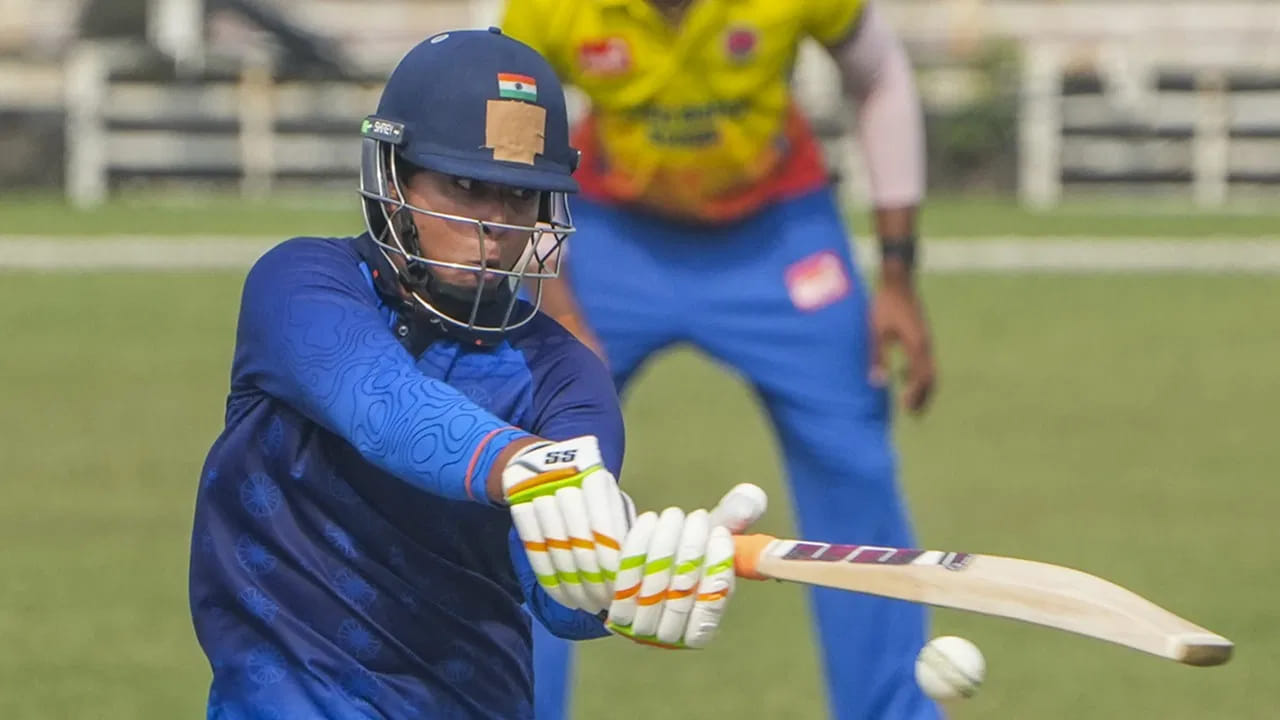 ಈ ಪಂದ್ಯದಲ್ಲಿ ಮೊದಲು ಬ್ಯಾಟಿಂಗ್ ಮಾಡಿದ ಭಾರತ 50 ಓವರ್ಗಳಲ್ಲಿ 300 ರನ್ ಗಳಿಸಿತು. ಆಟಗಾರನಾಗಿ ವಿಫಲರಾದ ವೈಭವ್ ಸೂರ್ಯವಂಶಿ ಕೇವಲ 11 ರನ್ ಗಳಿಸಿ ಔಟಾದರು. ಆದರೆ ಹರ್ವಂಶ್ ಪಂಗಾಲಿಯಾ ಅವರ 93 ಮತ್ತು ಆಂಬ್ರಿಸ್ ಅವರ 65 ರನ್ಗಳ ನೆರವಿನಿಂದ ಭಾರತ ಸ್ಪರ್ಧಾತ್ಮಕ ಮೊತ್ತವನ್ನು ಕಲೆಹಾಕಿತು. ಉತ್ತರವಾಗಿ, ದಕ್ಷಿಣ ಆಫ್ರಿಕಾ 27.4 ಓವರ್ಗಳಲ್ಲಿ 148 ರನ್ಗಳನ್ನು ಮಾತ್ರ ಗಳಿಸಲು ಸಾಧ್ಯವಾಯಿತು. ಮಳೆಯಿಂದಾಗಿ ಪಂದ್ಯವನ್ನು ಡಕ್ವರ್ತ್-ಲೂಯಿಸ್ ವಿಧಾನದ ಮೂಲಕ ಭಾರತ 25 ರನ್ಗಳಿಂದ ಗೆದ್ದುಕೊಂಡಿತು.