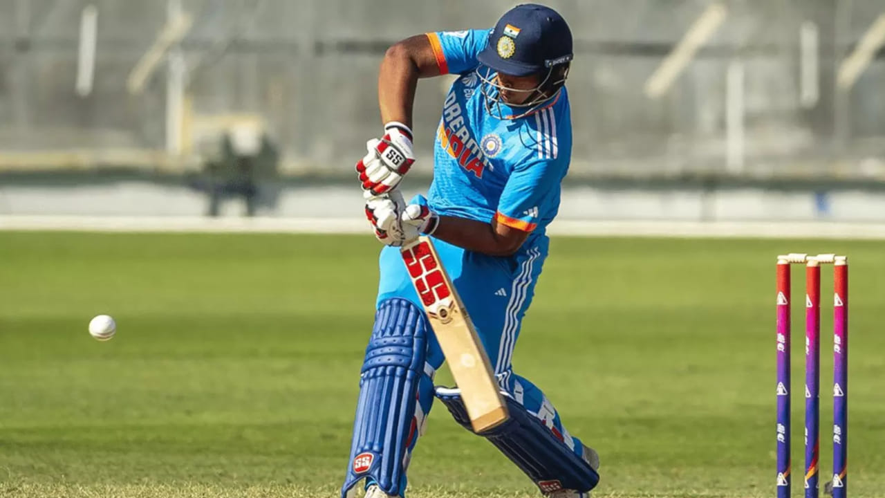 ವೈಭವ್ ಅರ್ಧಶತಕ ಗಳಿಸಿದಾಗ ತಂಡದ ಸ್ಕೋರ್ ಕೇವಲ 68 ರನ್ ಆಗಿತ್ತು. ಈ ಅವಧಿಯಲ್ಲಿ ವೈಭವ್, ಅಭಿಗ್ಯಾನ್ ಕುಂಡು ಅವರೊಂದಿಗೆ 62 ರನ್​ಗಳ ಮಹತ್ವದ ಪಾಲುದಾರಿಕೆಯನ್ನು ನೀಡಿ ತಂಡವನ್ನು 100 ರನ್​ಗಳ ಗಡಿ ದಾಟಿಸಿದರು. ಆದಾಗ್ಯೂ, ವೈಭವ್ ತಮ್ಮ ಶತಕವನ್ನು ಪೂರ್ಣಗೊಳಿಸಲು ಸಾಧ್ಯವಾಗದೆ 72 ರನ್​ಗಳಿಗೆ ಔಟಾದರು. 