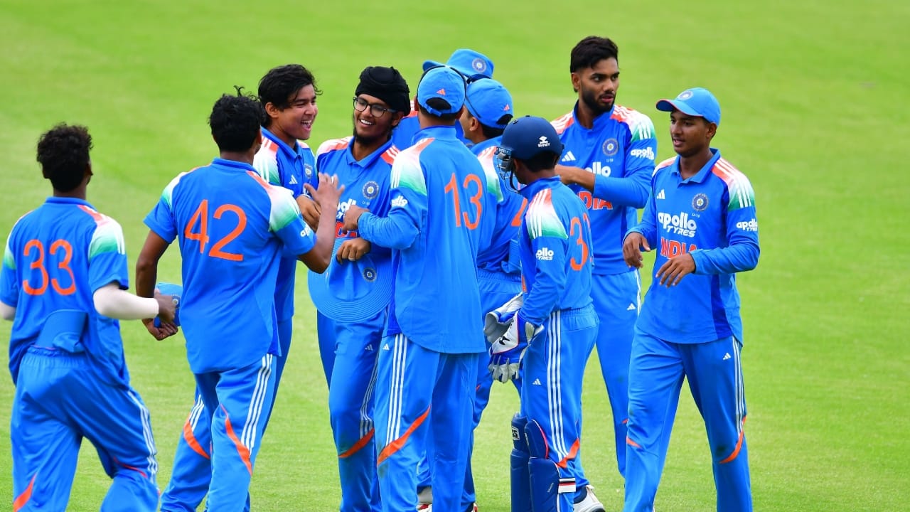 ಬೆನೋನಿಯಲ್ಲಿ ಮಳೆ ಮತ್ತು ಭಾರೀ ಮಿಂಚಿನಿಂದಾಗಿ ಪಂದ್ಯವನ್ನು ಸ್ಥಗಿತಗೊಳಿಸಲಾಯಿತು. ಆಟಗಾರರನ್ನು ಸುರಕ್ಷಿತ ಸ್ಥಳಕ್ಕೆ ಸ್ಥಳಾಂತರಿಸಲಾಯಿತು. ನಂತರ ಪಂದ್ಯವನ್ನು ಸ್ಥಗಿತಗೊಳಿಸುವ ನಿರ್ಧಾರಕ್ಕೆ ಬಂದ ಅಂಪೈರ್ಗಳು ಅಂತಿಮವಾಗಿ ಭಾರತವನ್ನು ವಿಜಯಿ ಎಂದು ಘೋಷಿಸಿದರು. ಮುಂದಿನ ಪಂದ್ಯ ಜನವರಿ 5 ರಂದು ನಡೆಯಲಿದೆ.