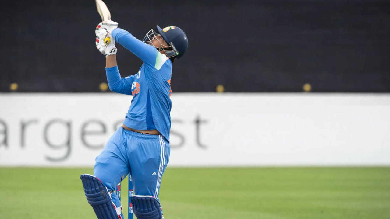 27 ನೇ ಓವರ್​ನಲ್ಲಿ ವೇಗಿ ಇಕ್ಬಾಲ್ ಹೊಸೈನ್ ಎಮನ್ ಅವರನ್ನು ಔಟ್ ಮಾಡಿದರು. ವೈಭವ್ ಕೇವಲ 67 ಎಸೆತಗಳಲ್ಲಿ 72 ರನ್ ಗಳ ಇನ್ನಿಂಗ್ಸ್ ಆಡಿದರು, ಇದರಲ್ಲಿ 6 ಬೌಂಡರಿ ಮತ್ತು 3 ಸಿಕ್ಸರ್ ಗಳು ಸೇರಿದ್ದವು. ಅವರ ನಂತರ, ವಿಕೆಟ್ ಕೀಪರ್-ಬ್ಯಾಟ್ಸ್ ಮನ್ ಅಭಿಗ್ಯಾನ್ ಕುಂಡು ಕೂಡ ಟೀಂ ಇಂಡಿಯಾ ಪರ ಅರ್ಧಶತಕ ಬಾರಿಸಿದರು.