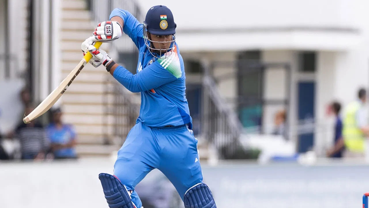 ಕಳೆದೊಂದು ವರ್ಷದಲ್ಲಿ ತನ್ನ ಆಟದ ಮೂಲಕವೇ ಕ್ರಿಕೆಟ್ ಲೋಕದಲ್ಲಿ ಸಂಚಲನ ಮೂಡಿಸಿರುವ ವೈಭವ್ ಸೂರ್ಯವಂಶಿ ಕೇವಲ 14 ವರ್ಷಕ್ಕೆ ಐಪಿಎಲ್ಗೆ ಪದಾರ್ಪಣೆ ಮಾಡಿ ದಾಖಲೆ ನಿರ್ಮಿಸಿದ್ದರು. ಇದರ ಜೊತೆಗೆ ಭಾರತ ತಂಡಕ್ಕೂ ಎಂಟ್ರಿಕೊಟ್ಟು ಅಬ್ಬರಿಸಿದ್ದರು. ಇದರ ಫಲವಾಗಿ ವೈಭವ್ಗೆ ಮೊಟ್ಟ ಮೊದಲ ಬಾರಿಗೆ ಭಾರತ ತಂಡವನ್ನು ಮುನ್ನಡೆಸುವ ಜವಾಬ್ದಾರಿಯೂ ಸಿಕ್ಕಿದೆ.