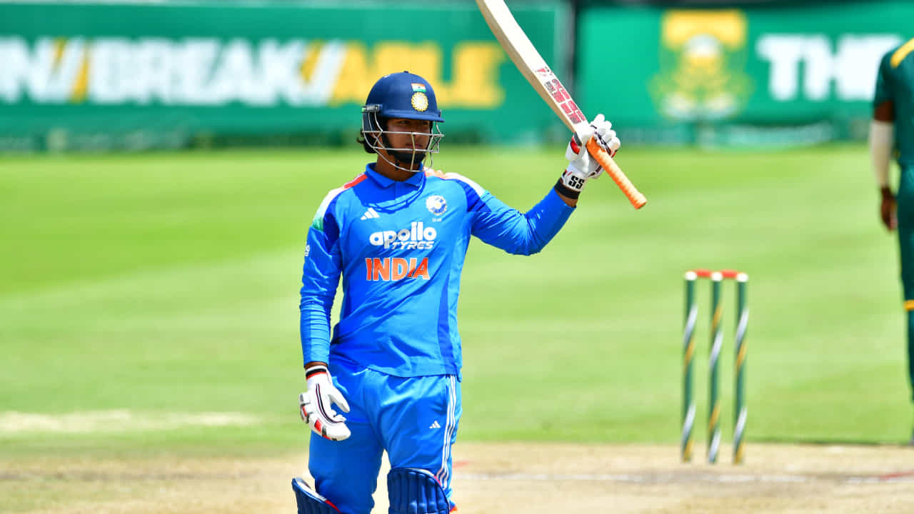 ದಕ್ಷಿಣ ಆಫ್ರಿಕಾದಲ್ಲಿ ನಡೆದ ಮೂರು ಪಂದ್ಯಗಳ ಏಕದಿನ ಸರಣಿಯ ಮೊದಲ ಏಕದಿನ ಪಂದ್ಯದಲ್ಲಿಯೇ ವೈಭವ್ ಸೂರ್ಯವಂಶಿ ತಂಡವನ್ನು ಮುನ್ನಡೆಸುವ ಮೂಲಕ ಅಂಡರ್-19 ತಂಡವನ್ನು ಮುನ್ನಡೆಸಿದ ವಿಶ್ವದ ಅತ್ಯಂತ ಕಿರಿಯ ನಾಯಕ ಎಂಬ ವಿಶ್ವ ದಾಖಲೆ ಸೃಷ್ಟಿಸಿದ್ದ ವೈಭವ್ ಸೂರ್ಯವಂಶಿ, ಇದೀಗ ಏಕದಿನ ಸರಣಿಯನ್ನು 3-0 ಅಂತರದಿಂದ ಗೆದ್ದು ಮತ್ತೊಂದು ವಿಶ್ವದಾಖಲೆಯನ್ನು ತಮ್ಮ ಖಾತೆಗೆ ಹಾಕಿಕೊಂಡಿದ್ದಾರೆ.