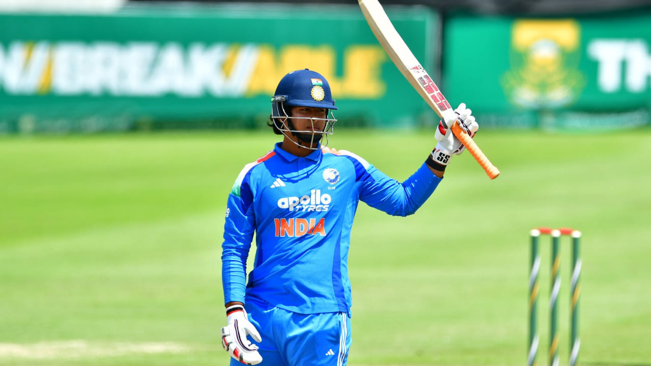 2026 ರ ಅಂಡರ್-19 ವಿಶ್ವಕಪ್‌ನ ಮೊದಲ ಪಂದ್ಯದಲ್ಲಿ ರನ್ ಗಳಿಸುವಲ್ಲಿ ವಿಫಲರಾಗಿದ್ದ ವೈಭವ್ ಸೂರ್ಯವಂಶಿ ಇದೀಗ ಎರಡನೇ ಪಂದ್ಯದಲ್ಲೇ ಎಲ್ಲರಿಗೂ ಉತ್ತರ ನೀಡಿದ್ದಾರೆ. ಟೂರ್ನಿಯ ಎರಡನೇ ಪಂದ್ಯದಲ್ಲಿ ಭಾರತ ಯುವ ತಂಡ ಬಾಂಗ್ಲಾದೇಶ ತಂಡವನ್ನು ಎದುರಿಸುತ್ತಿದೆ. ಈ ಪಂದ್ಯದಲ್ಲಿ ವೈಭವ್ ಬಿರುಗಾಳಿಯ ಅರ್ಧಶತಕ ಗಳಿಸುವ ಮೂಲಕ ವಿಶ್ವ ದಾಖಲೆ ಸೃಷ್ಟಿಸಿದ್ದಾರೆ. 
