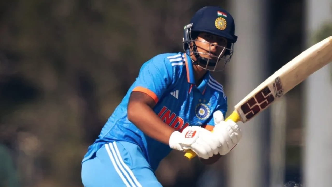 ಭಾರತದ ಉದಯೋನ್ಮುಖ ಕ್ರಿಕೆಟ್ ಸ್ಟಾರ್ ವೈಭವ್ ಸೂರ್ಯವಂಶಿ ಕೇವಲ 14ನೇ ವಯಸ್ಸಿಗೆ ಟೀಂ ಇಂಡಿಯಾದ ನಾಯಕತ್ವ ಹೊತ್ತು ದಾಖಲೆ ಬರೆದಿದ್ದಾರೆ. ಇಂದಿನಿಂದ ದಕ್ಷಿಣ ಆಫ್ರಿಕಾ ಅಂಡರ್ 19 ತಂಡದ ವಿರುದ್ಧ ಭಾರತ ಅಂಡರ್ 19 ತಂಡ ಮೂರು ಪಂದ್ಯಗಳ ಯೂತ್ ಏಕದಿನ ಸರಣಿಯನ್ನು ಆಡುತ್ತಿದೆ. ಆದರೆ ಸರಣಿಯ ಮೊದಲ ಪಂದ್ಯದಲ್ಲೇ ನಾಯಕ ವೈಭವ್ ರನ್ ಗಳಿಸುವಲ್ಲಿ ಎಡವಿದ್ದಾರೆ.