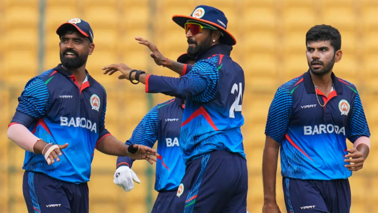 2025-26ರ ವಿಜಯ್ ಹಜಾರೆ ಟ್ರೋಫಿ ದಾಖಲೆಯ ಪಂದ್ಯಕ್ಕೆ ಸಾಕ್ಷಿಯಾಗಿದೆ. ಈ ಟೂರ್ನಿಯ ನಾಲ್ಕನೇ ಸುತ್ತಿನ ಪಂದ್ಯದಲ್ಲಿ ಲಿಸ್ಟ್ ಎ ಕ್ರಿಕೆಟ್‌ನಲ್ಲಿ ಹಿಂದೆಂದೂ ದಾಖಲಾಗದ ದಾಖಲೆಯೊಂದು ಸೃಷ್ಟಿಯಾಗಿದೆ. ಸನೋಸರಾ ಕ್ರಿಕೆಟ್ ಮೈದಾನದಲ್ಲಿ ನಡೆದ ಪಂದ್ಯದಲ್ಲಿ ಬರೋಡಾ ಹಾಗೂ ಹೈದರಾಬಾದ್ ತಂಡಗಳು ಮುಖಾಮುಖಿಯಾಗಿದ್ದವು. ಈ ಪಂದ್ಯದಲ್ಲಿ ಉಭಯ ತಂಡಗಳ ಒಟ್ಟು ಐವರು ಬ್ಯಾಟ್ಸ್‌ಮನ್‌ಗಳು ಶತಕ ಬಾರಿಸಿ ದಾಖಲೆ ನಿರ್ಮಿಸಿದ್ದಾರೆ.