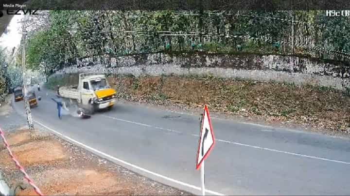 Video: ಓವರ್ ಟೇಕ್ ಮಾಡೋಕೆ ಹೋಗಿ ಆಗಿದ್ದೇನು ನೋಡಿ; ಭೀಕರ ಅಪಘಾತದ ಸಿಸಿಟಿವಿ ದೃಶ್ಯ Video: ಓವರ್ ಟೇಕ್ ಮಾಡೋಕೆ ಹೋಗಿ ಆಗಿದ್ದೇನು ನೋಡಿ; ಭೀಕರ ಅಪಘಾತದ ಸಿಸಿಟಿವಿ ದೃಶ್ಯ