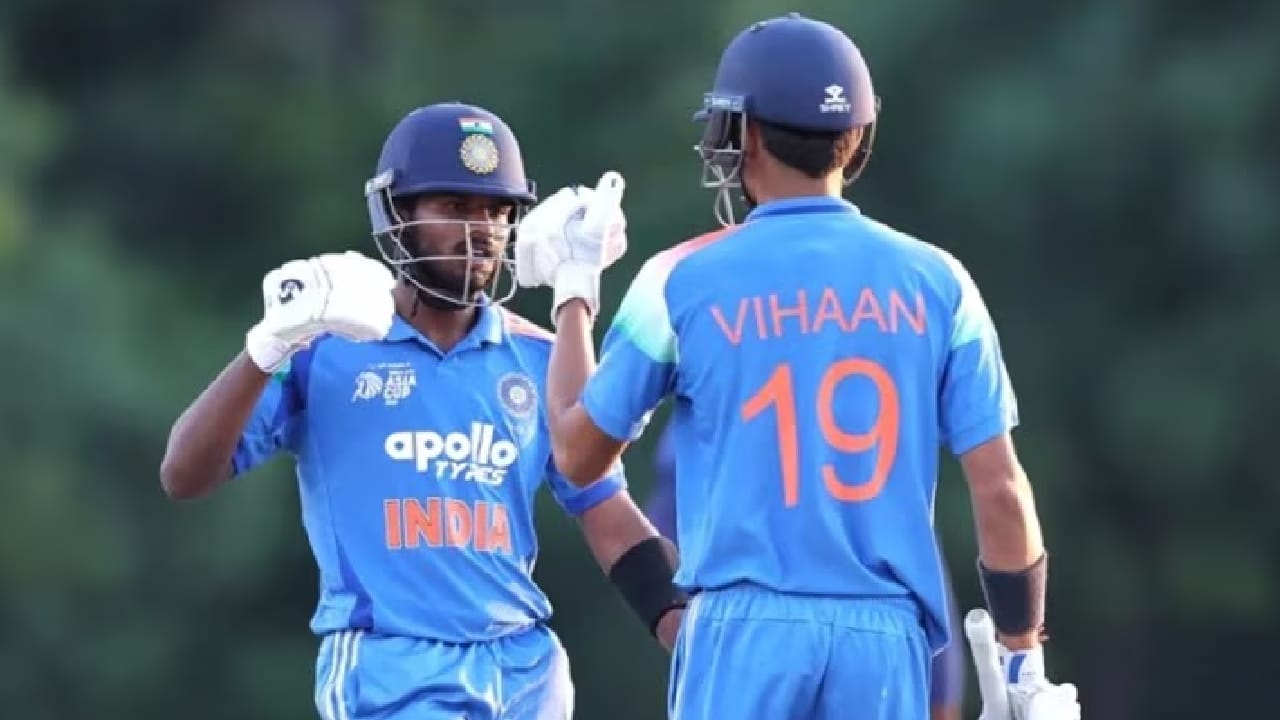 ಅದರಂತೆ 15 ಓವರ್​ಗಳ ಮುಕ್ತಾಯದ ವೇಳೆ ಟೀಮ್ ಇಂಡಿಯಾ 3 ವಿಕೆಟ್ ಕಳೆದುಕೊಂಡು 127 ರನ್​ ಕಲೆಹಾಕಿದೆ. ಇದೀಗ ಟೀಮ್ ಇಂಡಿಯಾ ಪರ ವೇದಾಂತ್ ತ್ರಿವೇದಿ ಹಾಗೂ ವಿಹಾನ್ ಮಲ್ಹೋತ್ರಾ ಬ್ಯಾಟಿಂಗ್ ಮುಂದುವರೆಸಿದ್ದು, ಭಾರತ ತಂಡವು ಬೃಹತ್ ಮೊತ್ತ ಪೇರಿಸುವ ನಿರೀಕ್ಷೆಯಿದೆ.